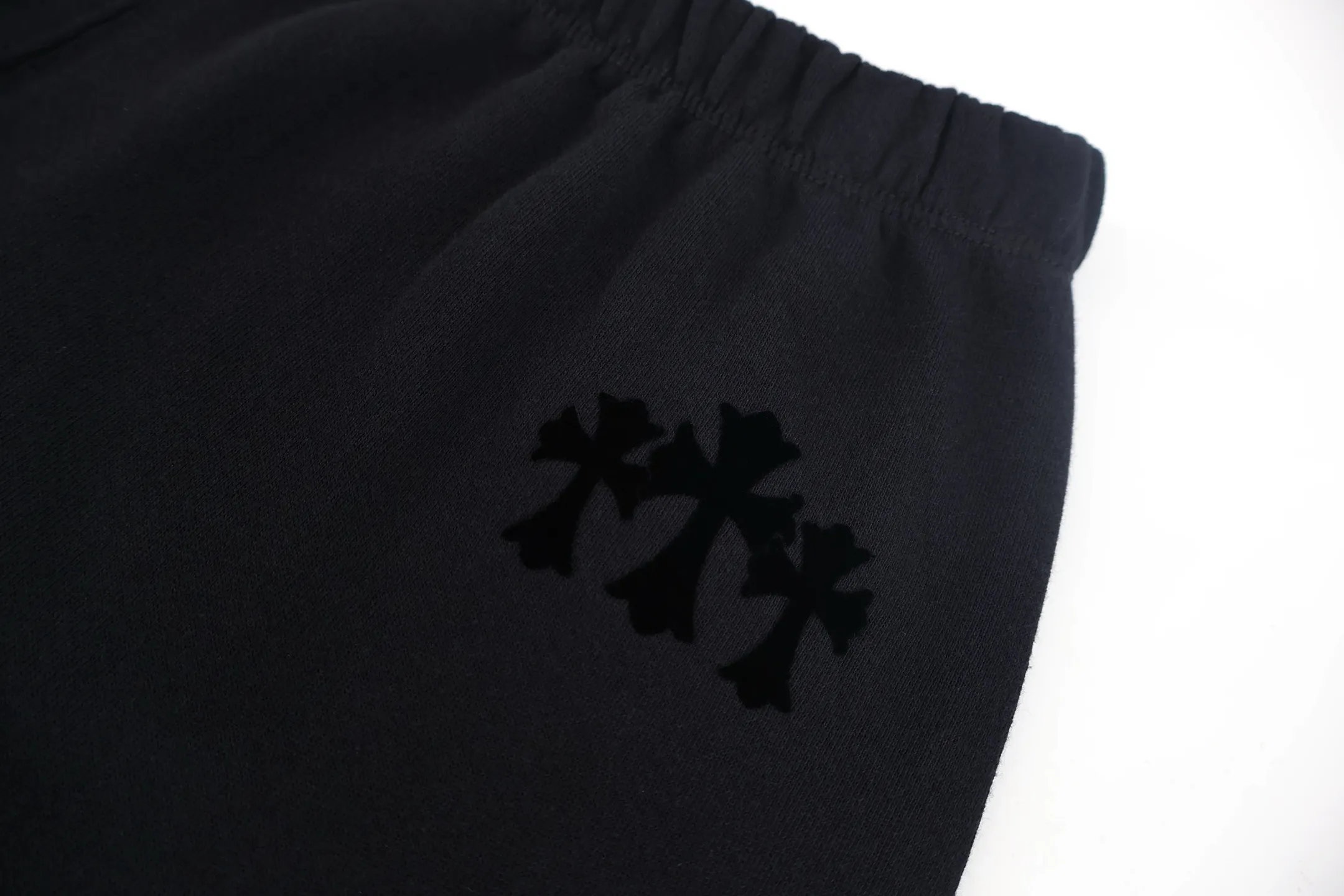🅿️440 CH Croix heart flocked cross trousers. The fabric is high-definition, ultra-heavy-weight cotton with double yarn and compact Xinjiang cotton. The weight is 320 grams. The cloth surface is clean, the cloth pattern is clear, the hand feels tight and stiff, and the color fastness is high. It does not change shape or discolor. Threads and accessories are all independently developed and customized. The flocked cross at the waistband is laser-cut and then hot-pressed and positioned at fixed points. Calfskin leather label at back waistband. Size:S-M-L-XL